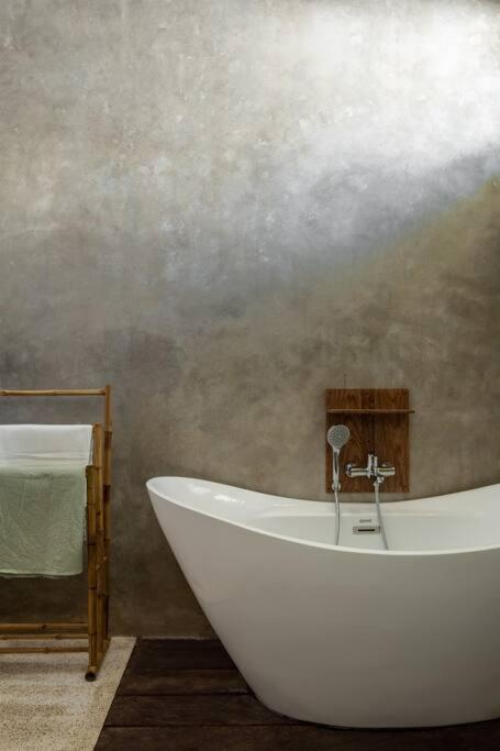 Villa Designer New 3Bdr - Lush Garden+Pool Gili Trawangan Esterno foto
